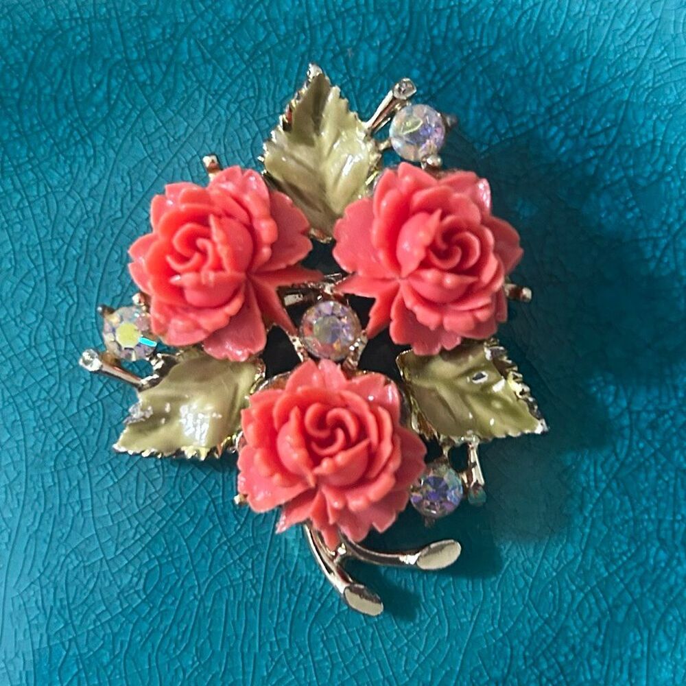 Vtg 60s Flower Brooch Green Stylized Leaf & Carved Coral Celluloid Rose Flowers